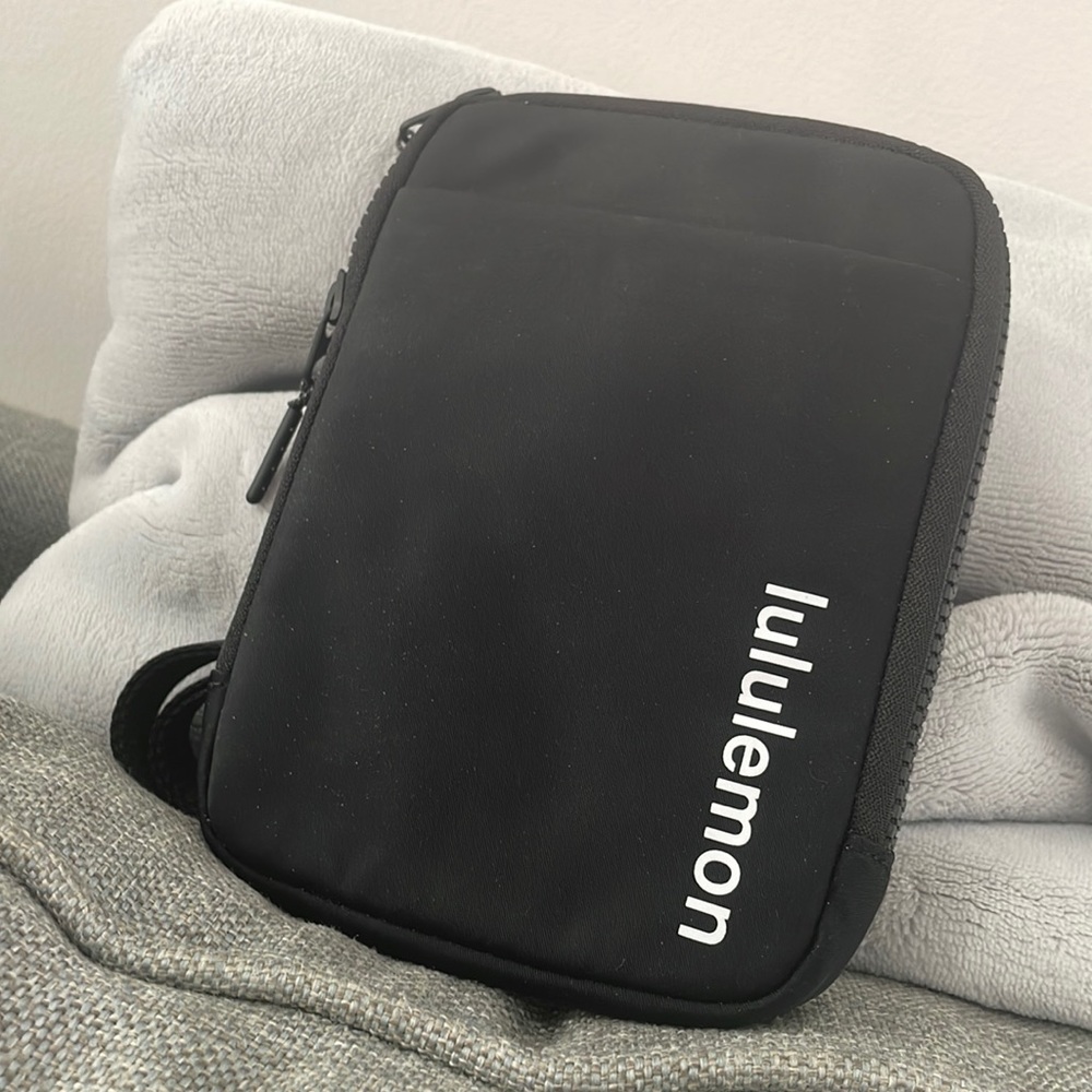Lululemon NWT black crossbody bag